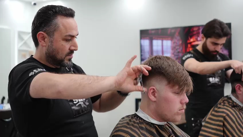 Haarschnitt in Aktion bei Star Herren Salon