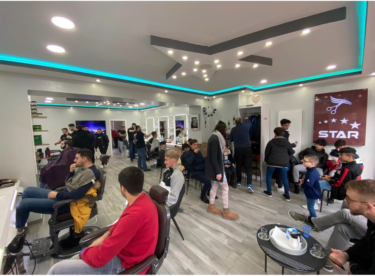 Innenraum von Star Herren Salon mit beleuchteter Sterndecke