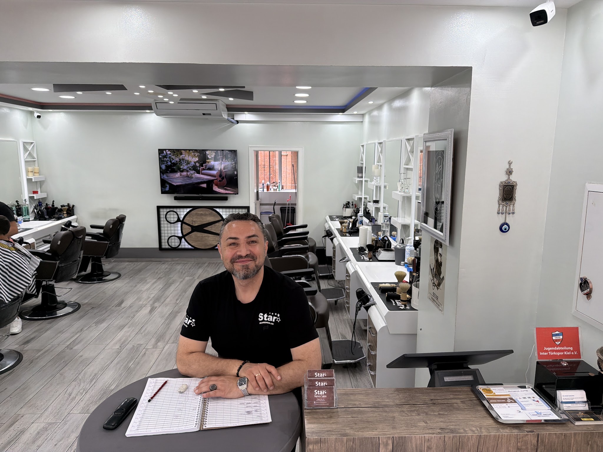 Suat Demirel, Inhaber von Star Herren Salon, am Empfang des Salons