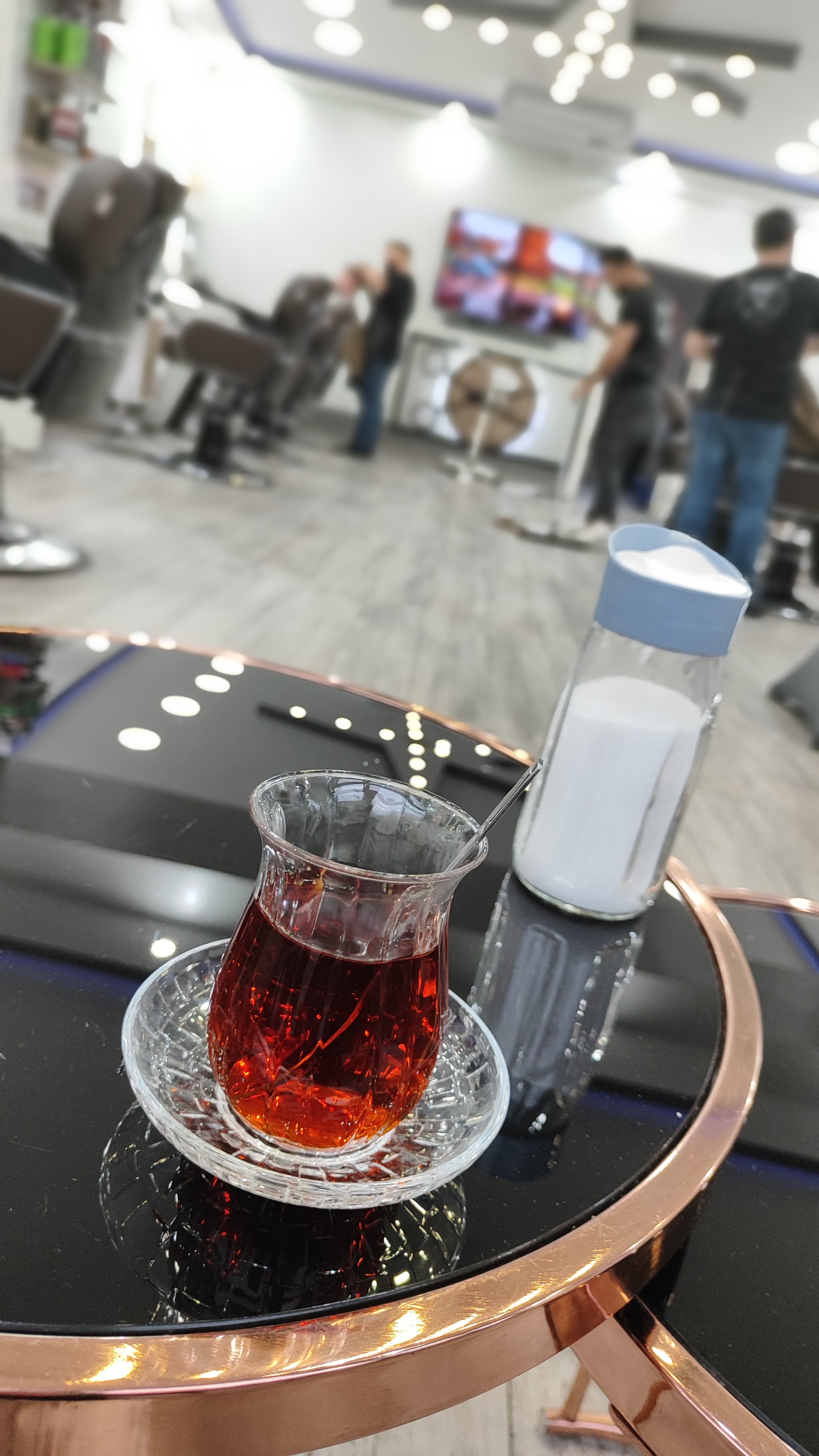Türkischer Tee als Geste der Gastfreundschaft bei Star Herren Salon