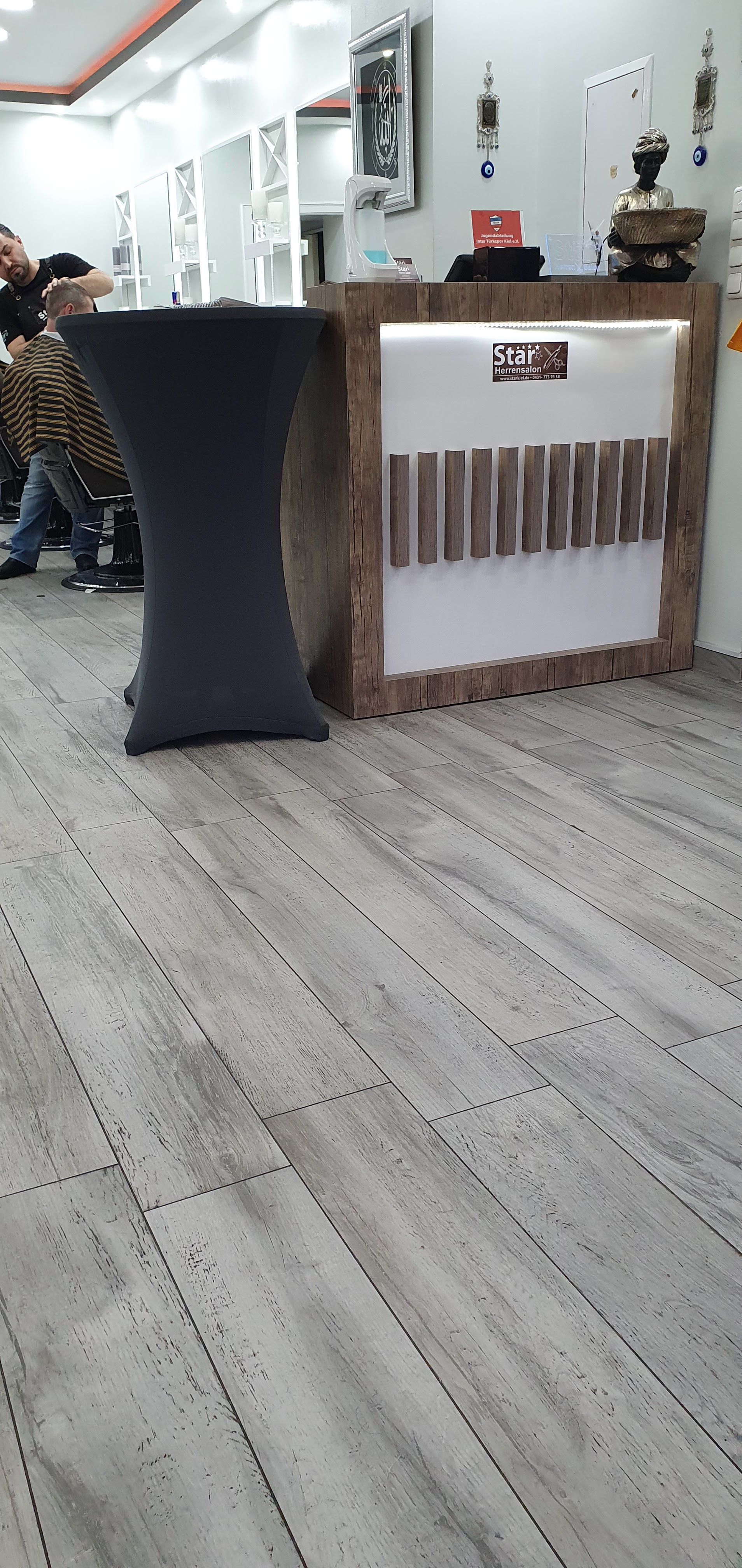 Empfangstheke von Star Herren Salon mit Branding